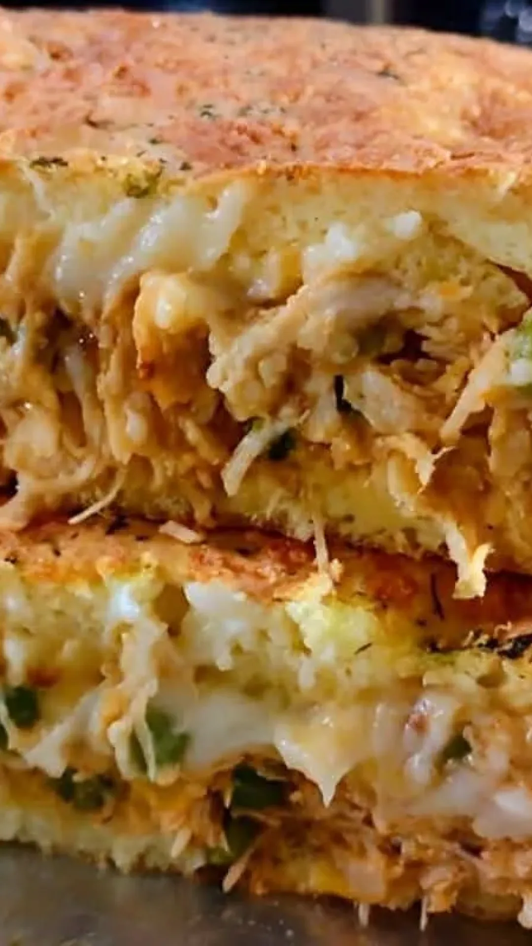 Torta de frango cremosa de liquidificador uma delícia para servir no lanche ou no jantar
