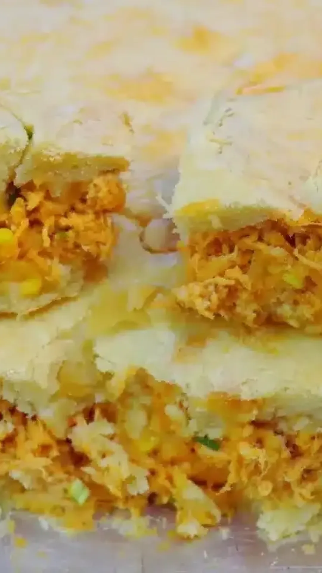 Torta de frango de liquidificador com uma massa fofinha e um recheio úmido, ideal para o lanche da tarde