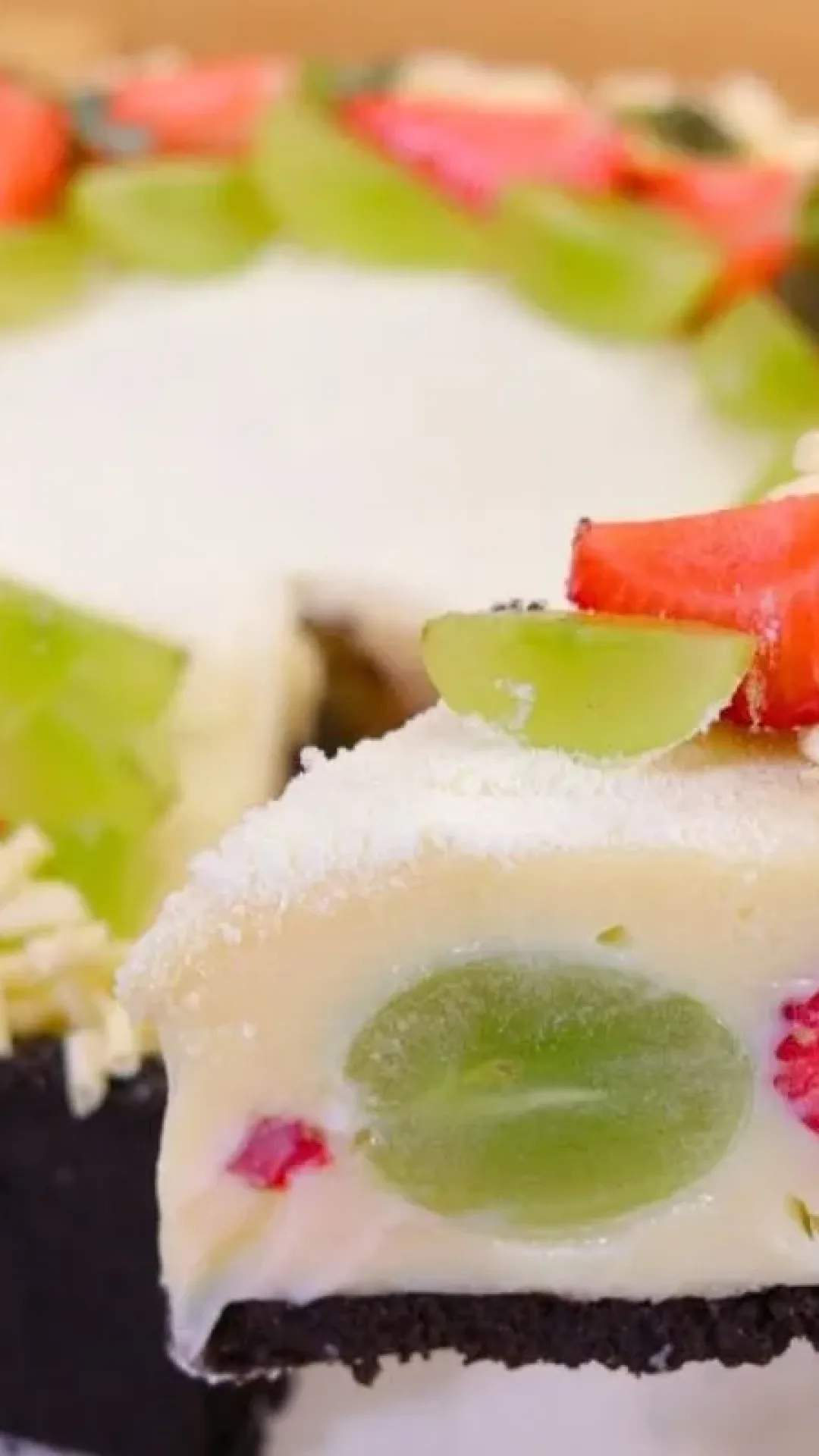 Torta de leite ninho com morango e uva: sobremesa linda para impressionar suas visitas