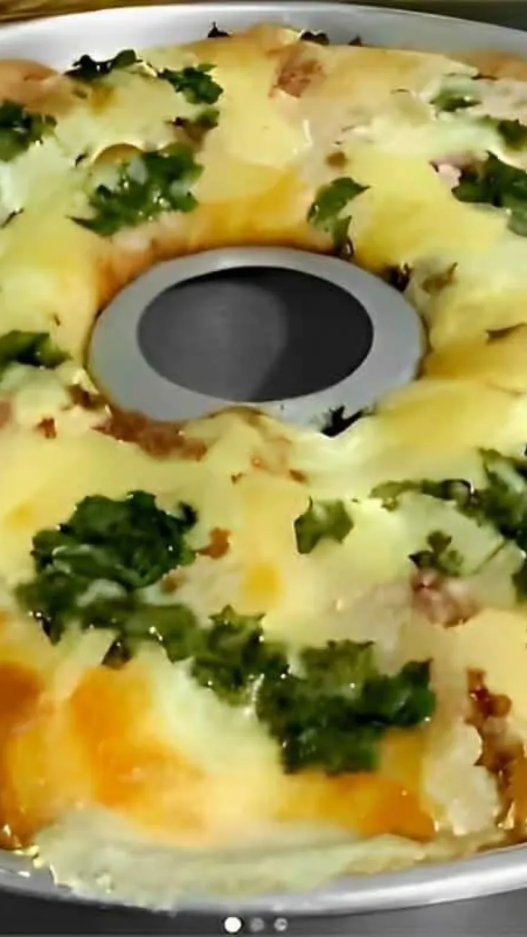 Torta de liquidificador recheada é só bater os ingredientes colocar na forma e assar