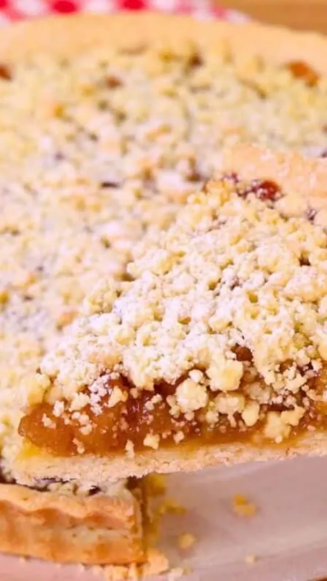 Torta de maçã quentinha e fácil, ideal para servir com sorvete no final de semana