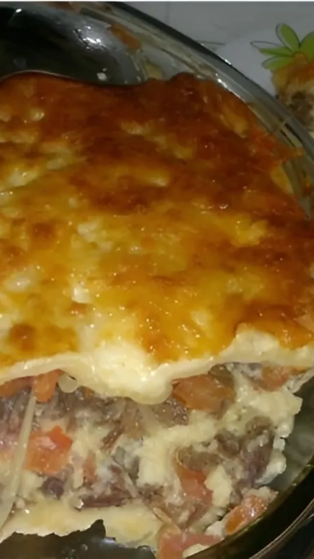 Torta de mandioca com carne seca feita com massa de pastel diferente e deliciosa