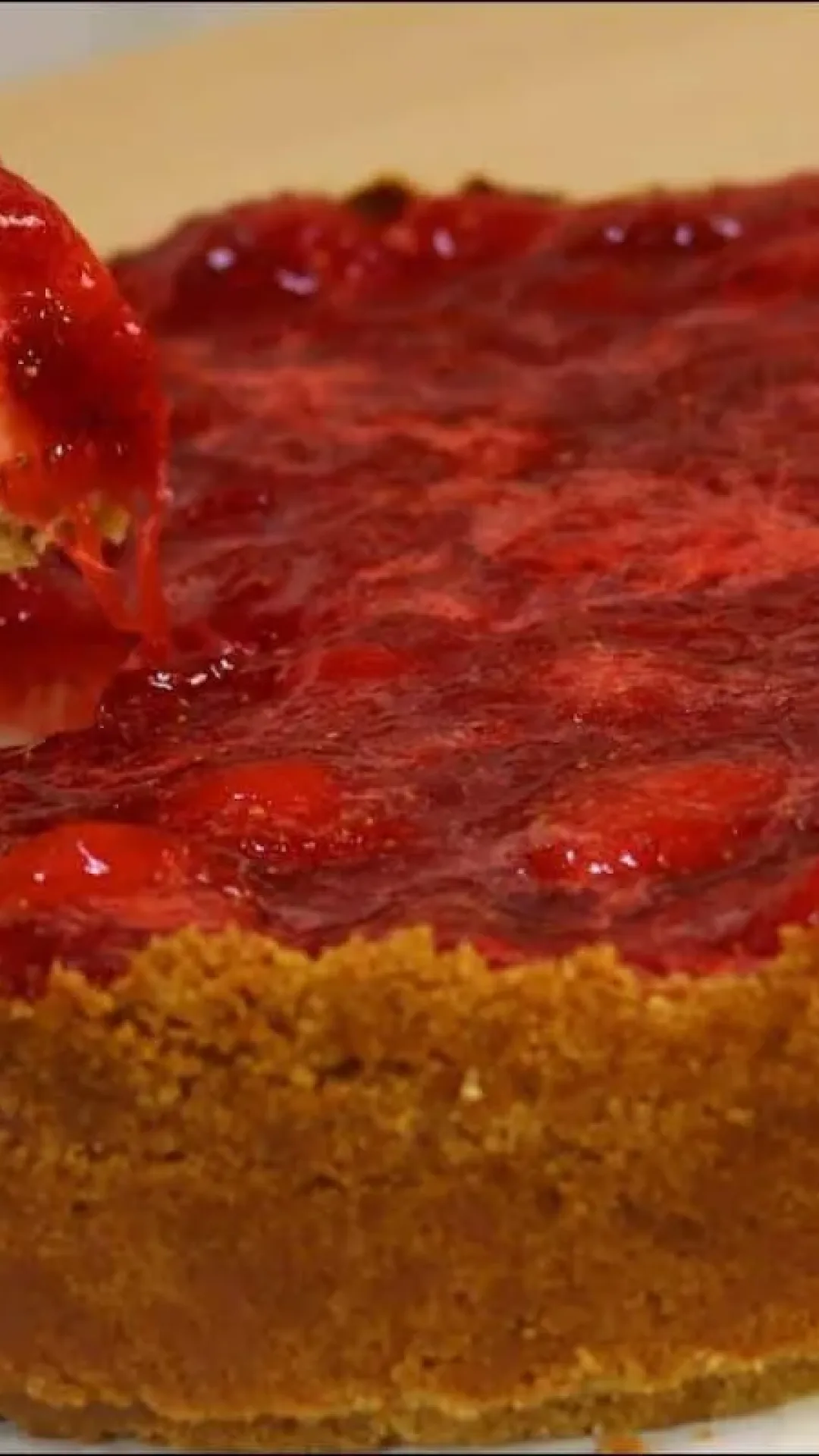 Torta de morango econômica e com sabor leve para ser a sobremesa de destaque no fim de ano