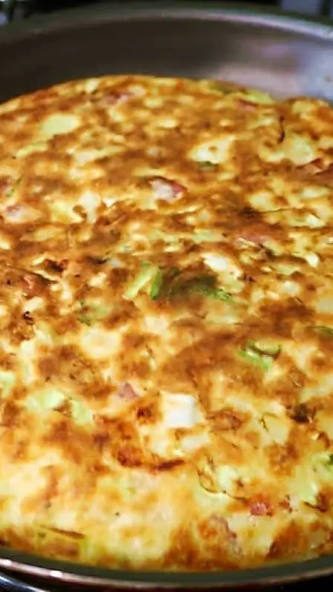 Torta de repolho de frigideira simples e prática de preparar saudável e saborosa