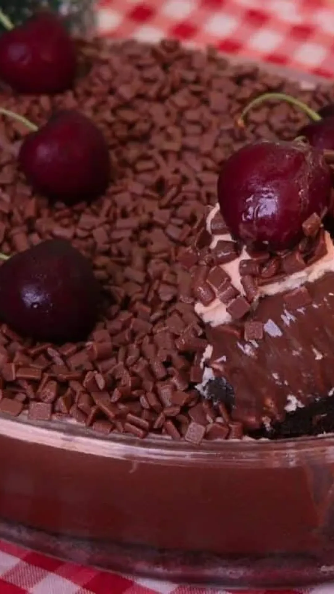 Torta floresta negra feita com rapidez na travessa, uma opção maravilhosa para uma ocasião especial