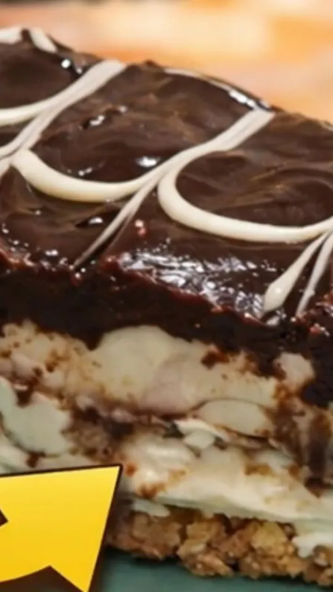 Torta holandesa com um creme de baunilha maravilhoso e cobertura de chocolate brilhante