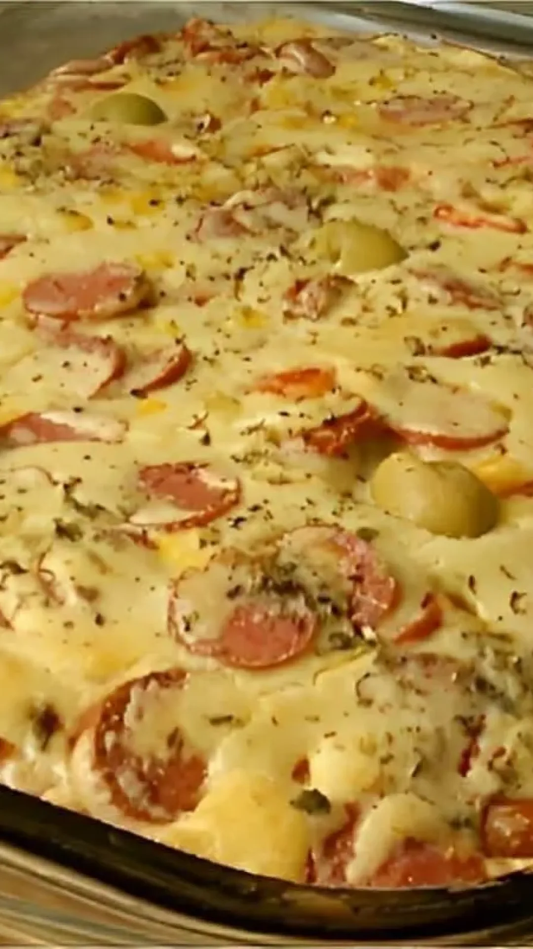 Torta italiana fácil toda feita no liquidificador com fatias de linguiça e azeitona uma delícia