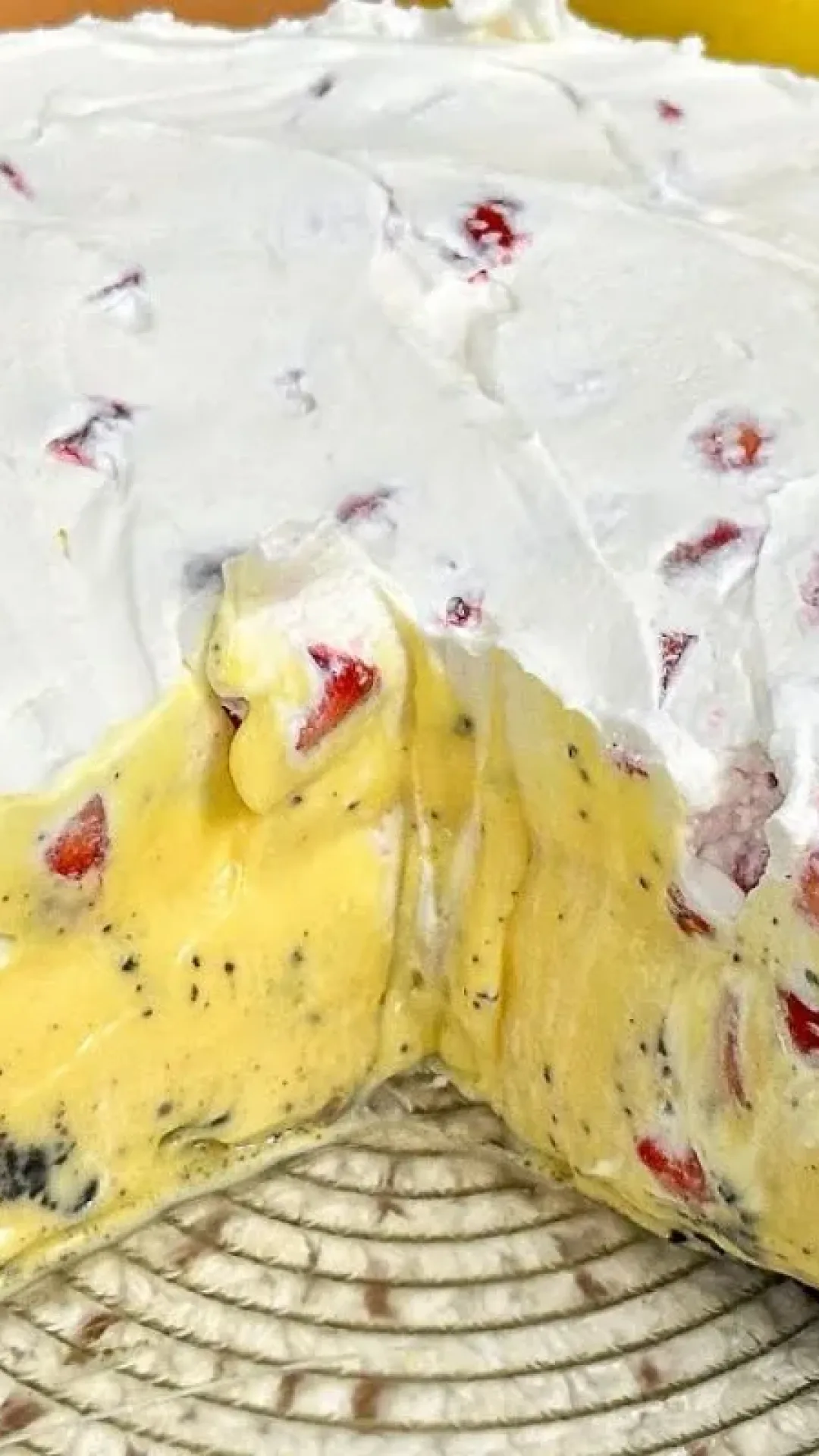 Torta mousse de maracujá e morango sem gelatina e sem forno muito cremosa e deliciosa