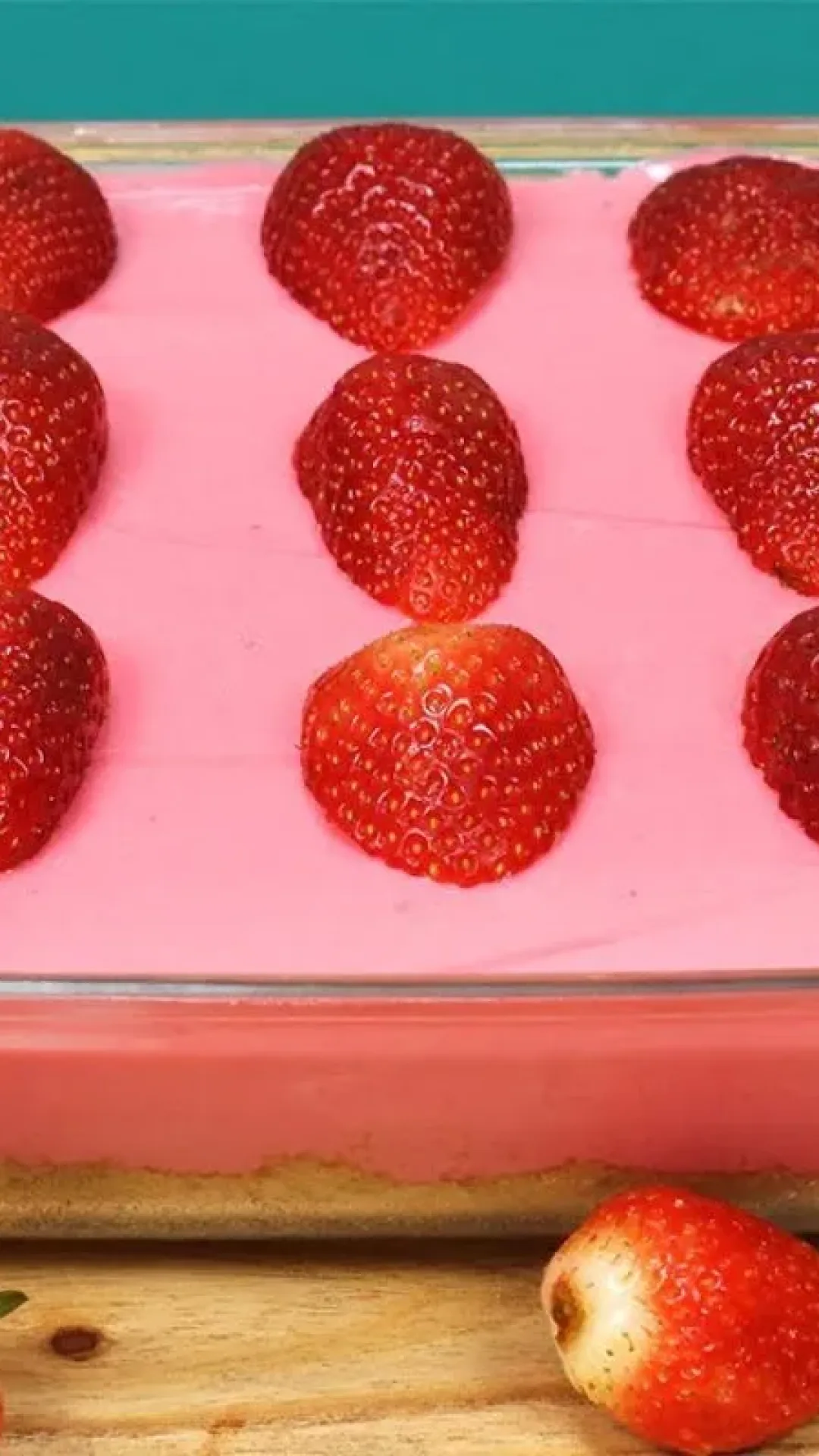 Torta mousse de morango na travessa tão fácil que nem precisar dar ponto no fogo