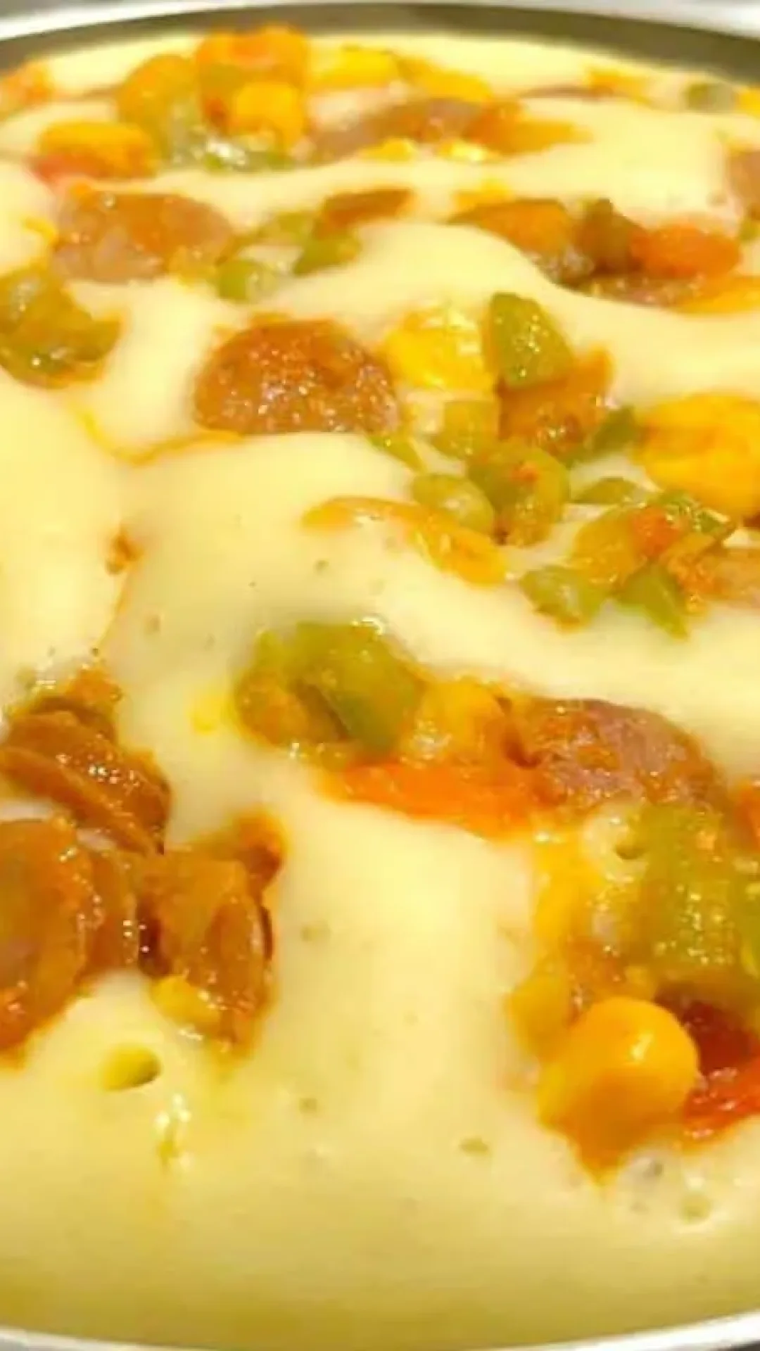Torta salgada com massa de maisena feita na frigideira fica leve e bem molhadinha
