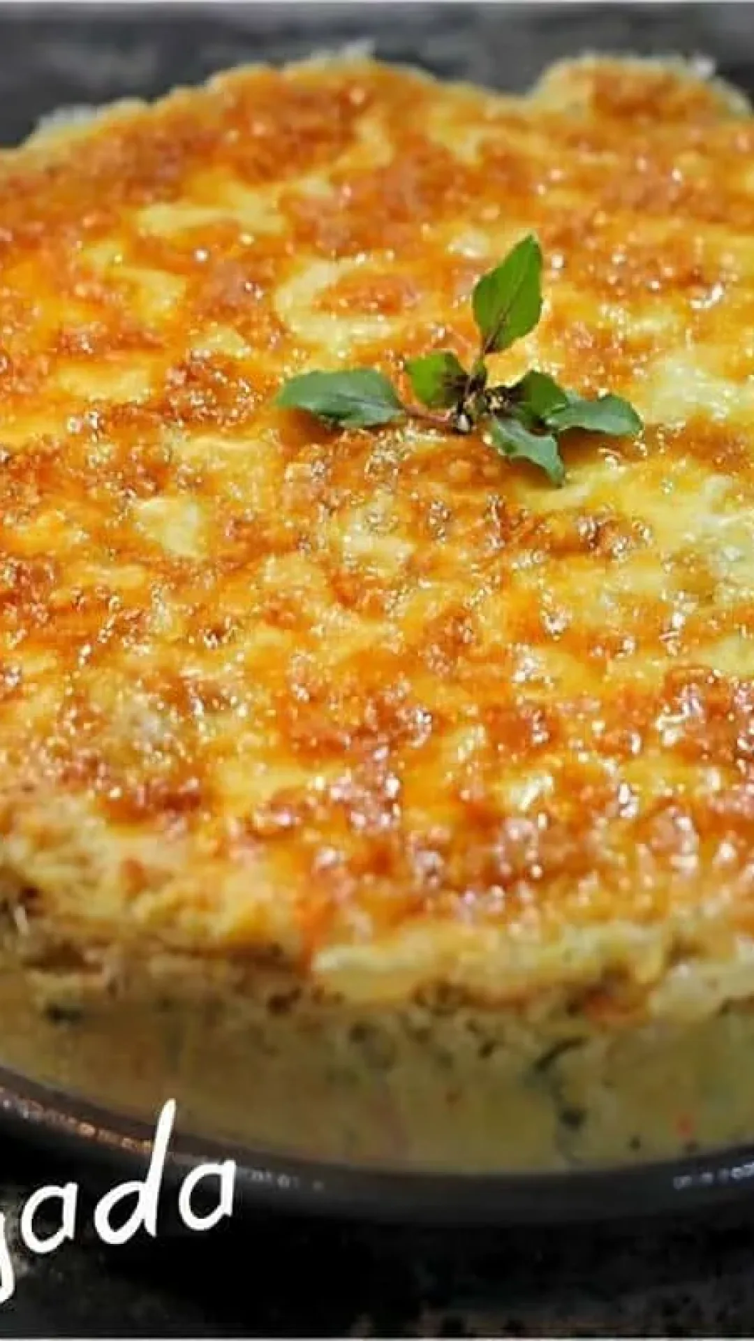 Torta salgada low carb feita com couve e recheio de frango uma delícia para comer sem culpa