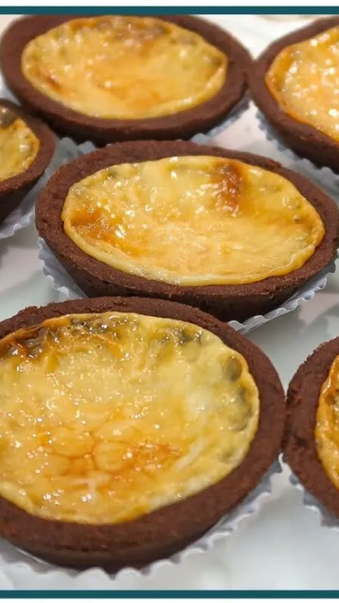 Tortelete de chocolate com recheio cremoso e massa que derrete na boca