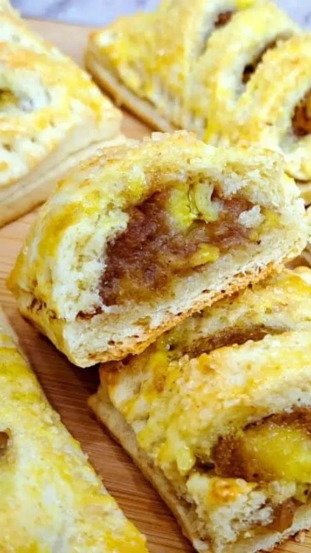 Tortinha de banana macia por dentro e douradinha por fora, ótima para servir no lanche