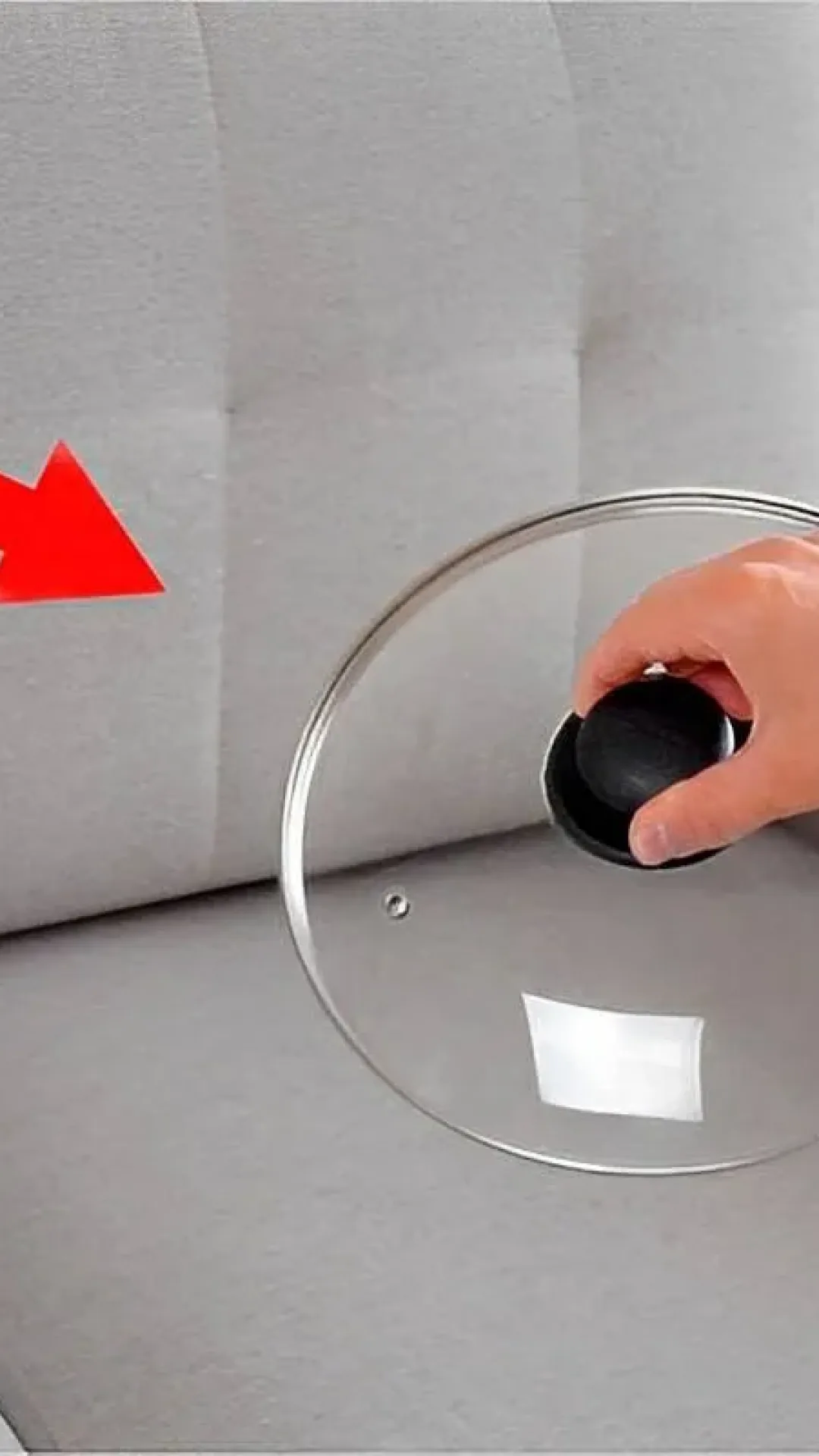 Usei uma tampa de panela para limpar sofá e o sofá da minha casa ficou como novo