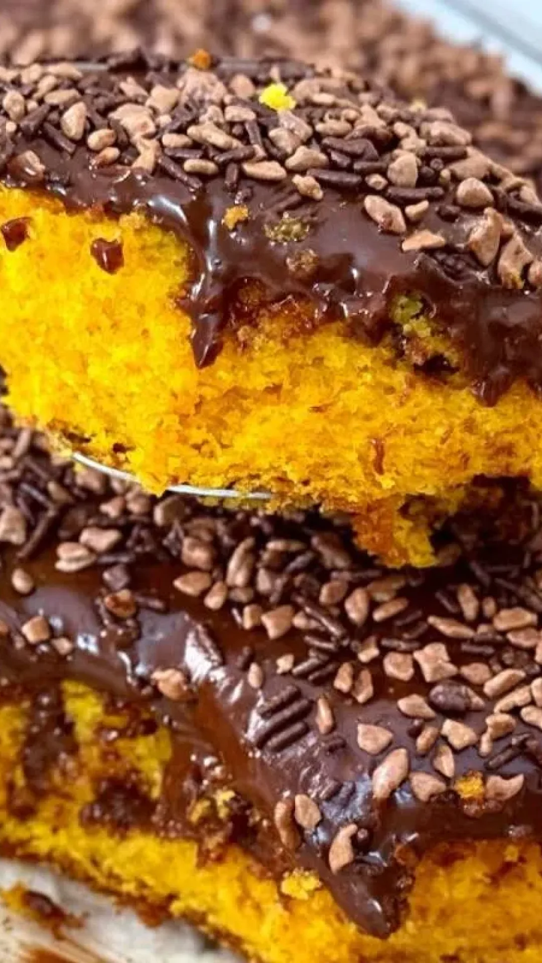 Veja como fazer um bolo de cenoura bem chocolatudo e macio para sua páscoa