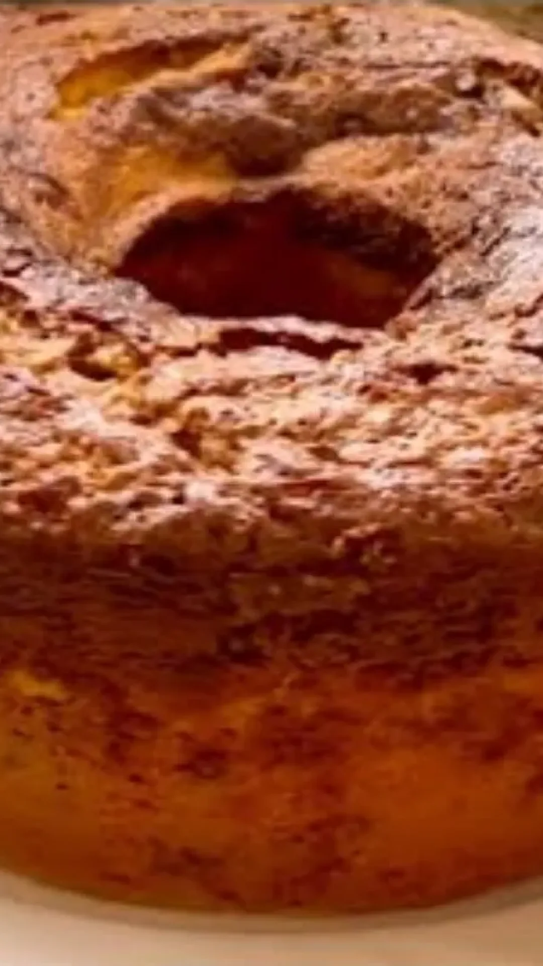 Veja como fazer um bolo que já sai recheado do forno bem rapidinho e fica delicioso