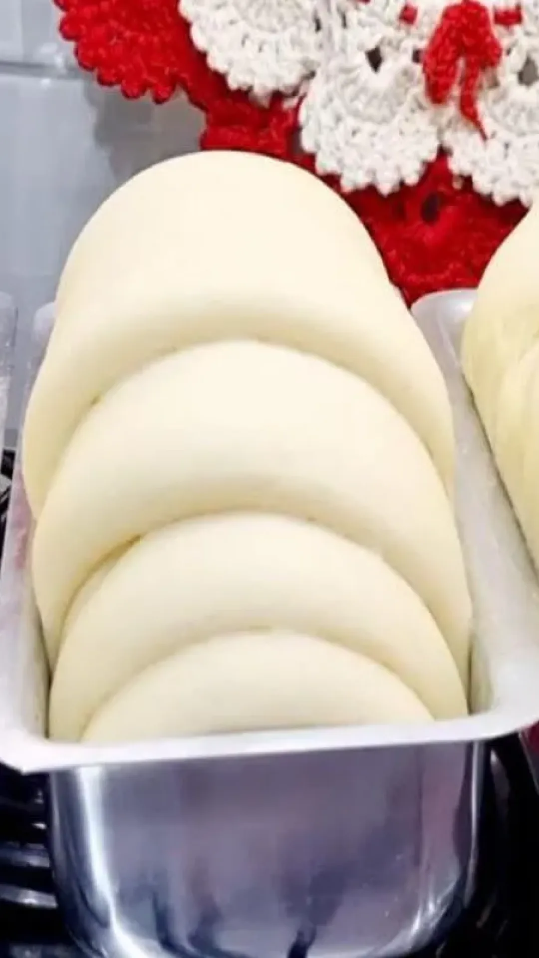 Veja como fazer um pão caseiro super fofinho e macio que rende e cresce bastante