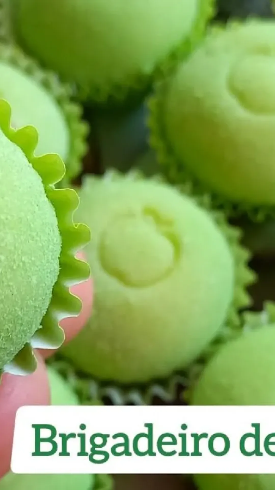 Veja como surpreender na sua festinha com esse brigadeiro de maçã verde