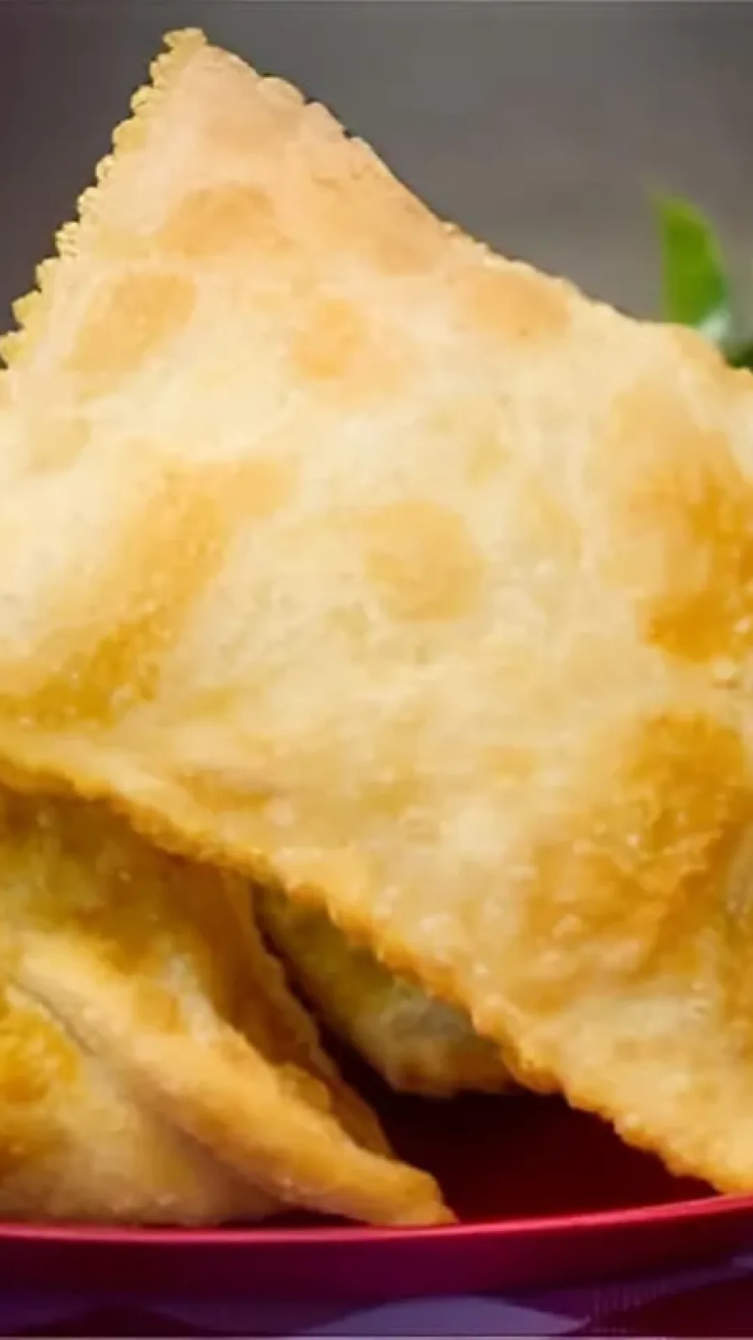 Você não vai acreditar essa massa de pastel leva um ingrediente secreto que você tem no armário