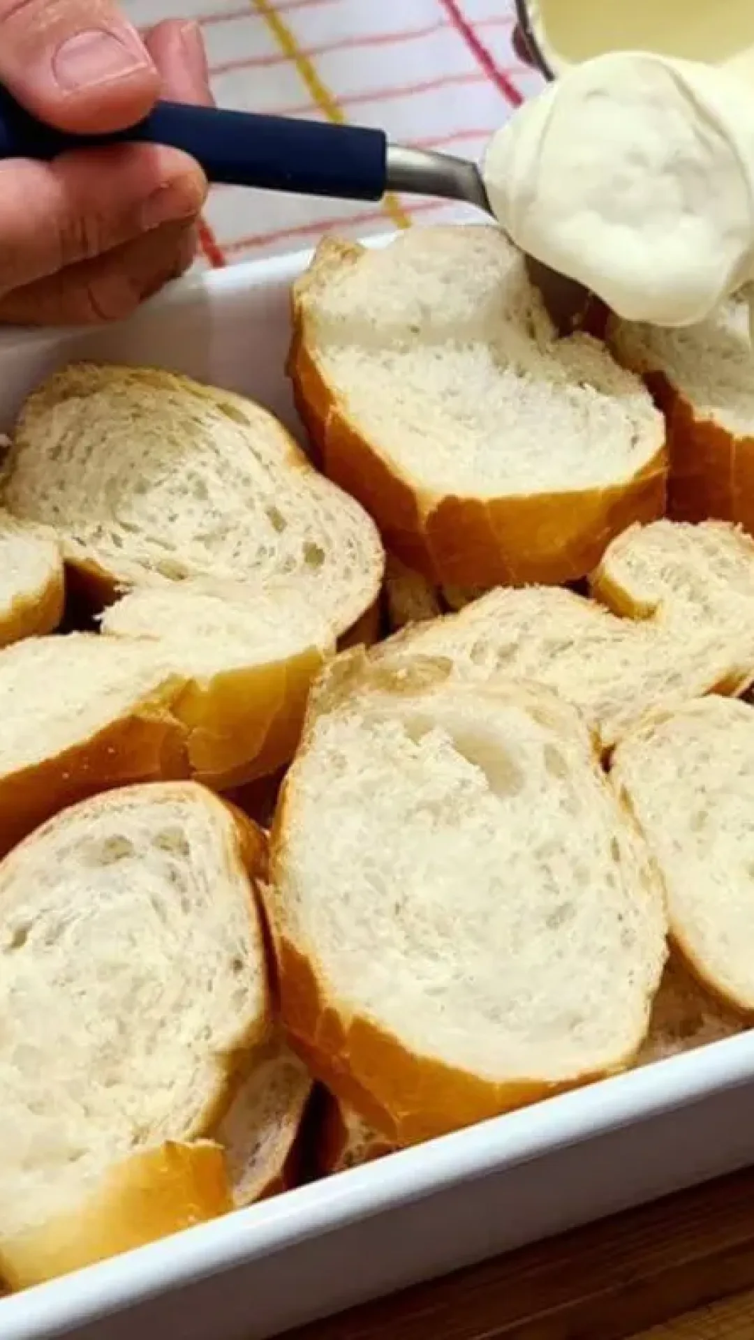 Você  não vai querer comer pão de outro jeito depois que aprender essa receita com pão de ontem
