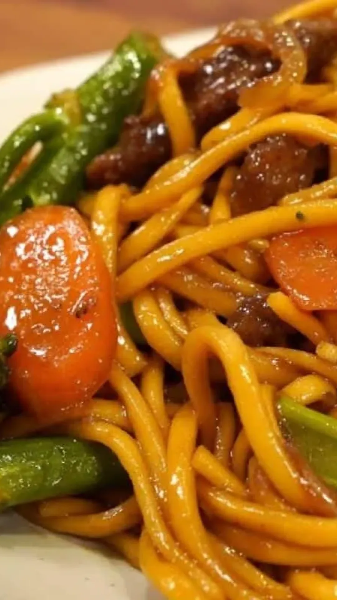 Yakisoba caseiro que fica cremoso e soltinho: vai parecer que foi feito em restaurante oriental