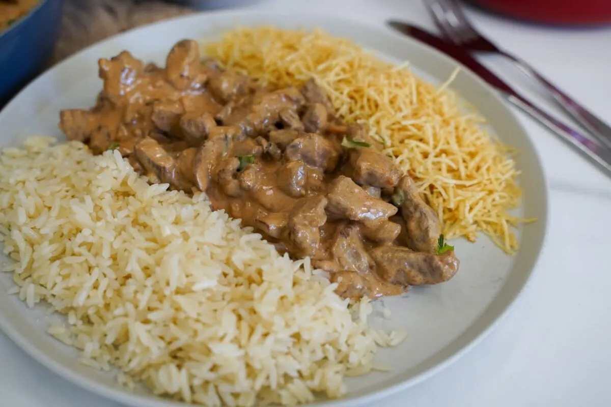 Strogonoff de carne: a melhor receita de strogonoff super cr
