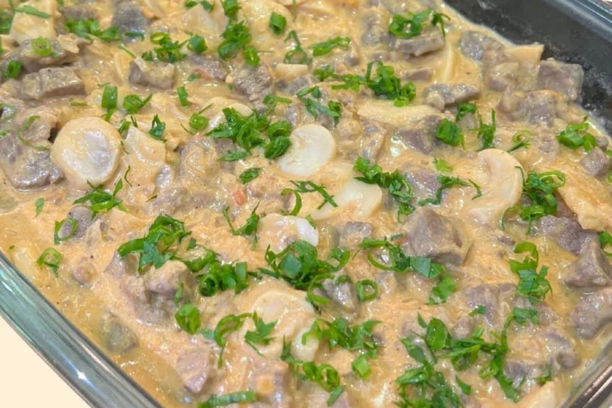 Strogonoff de carne clássico e muito suculento, com aquele m