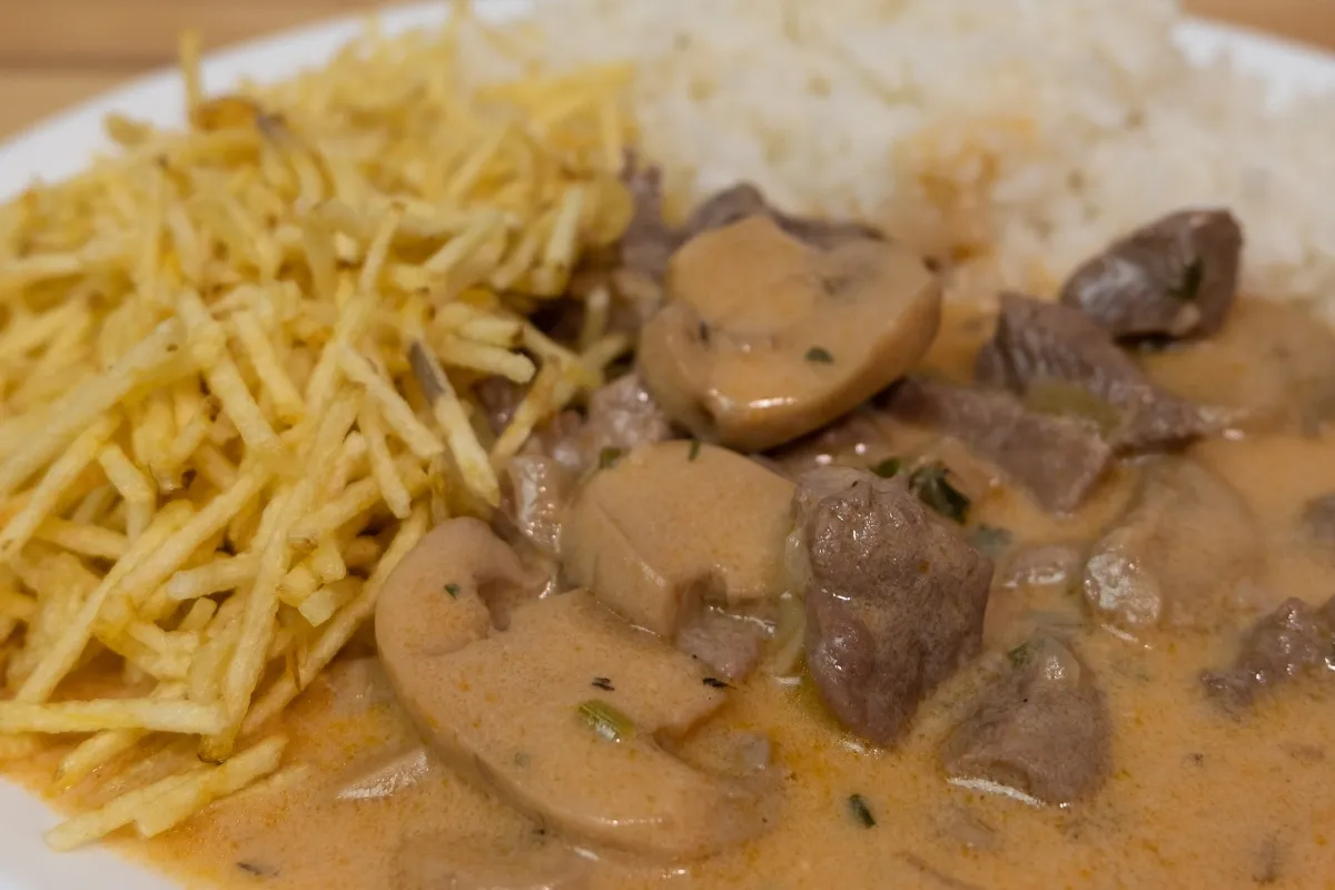 Strogonoff de carne com batata palha igual de restaurante pa