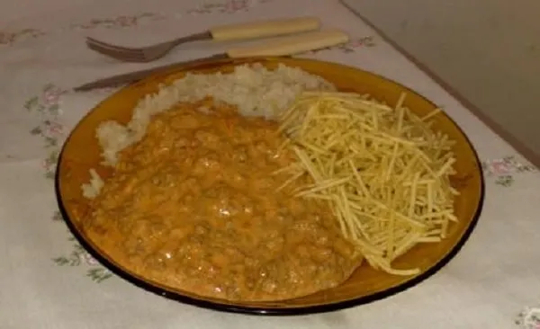 Strogonoff de Carne Moída