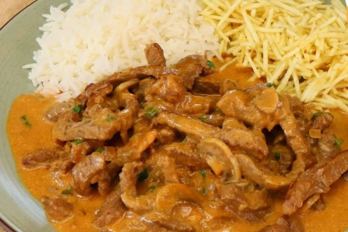 Strogonoff de carne perfeito: aprenda o passo a passo para f