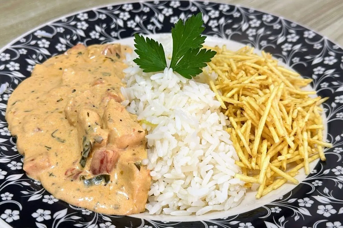 Strogonoff de frango cremoso e suculento, sem complicação qu