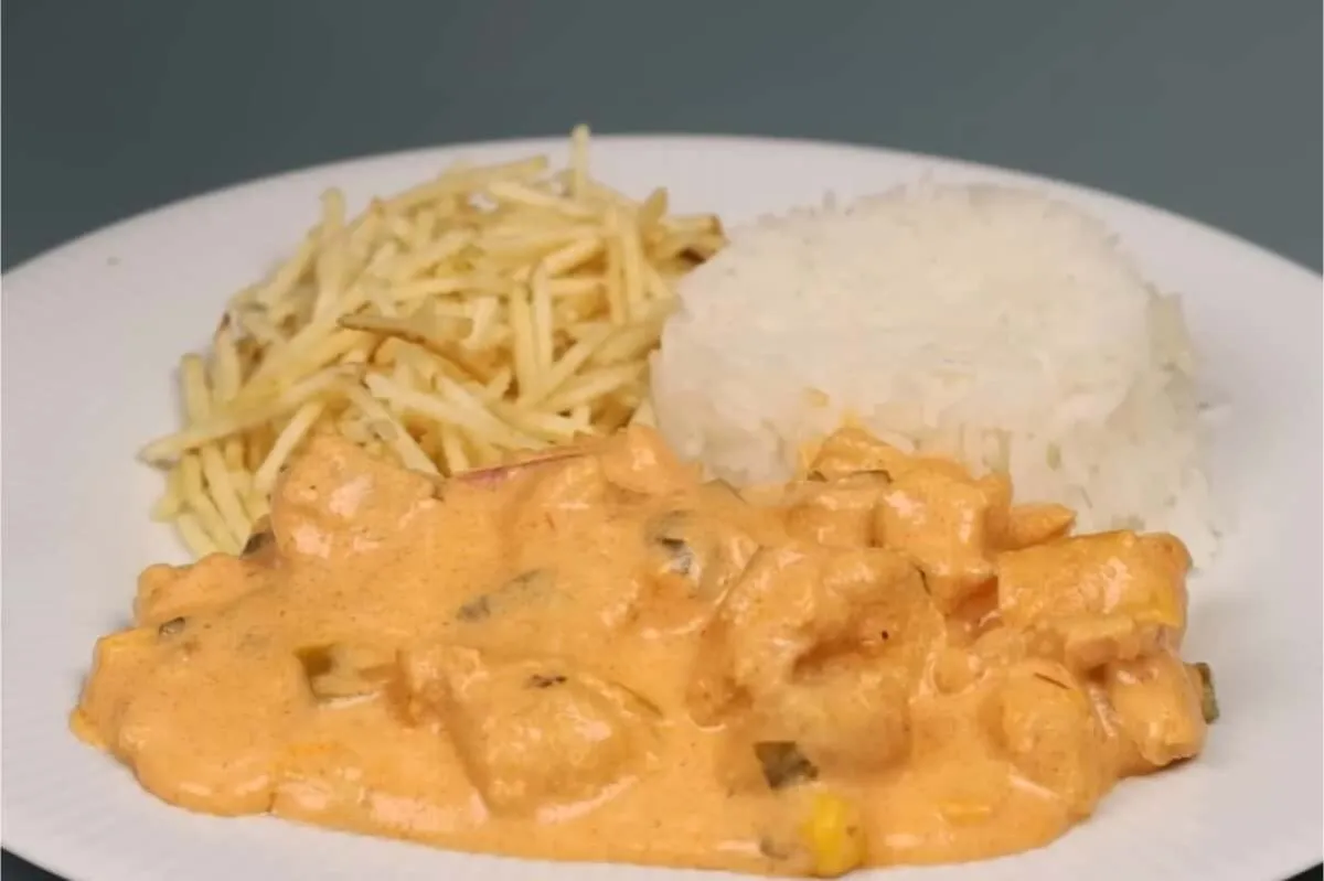 Strogonoff de frango cremoso: pronto em minutos, almoço fáci
