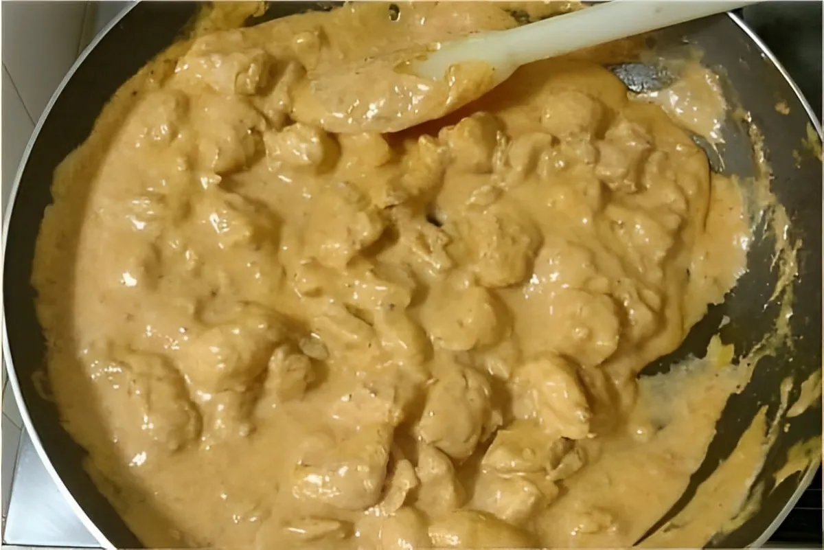 Strogonoff de frango fácil feito com ingredientes que você t
