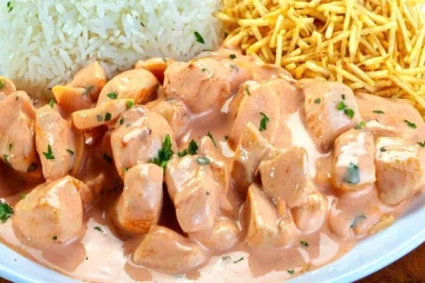 Strogonoff de frango perfeito assim você vai encontrar em re