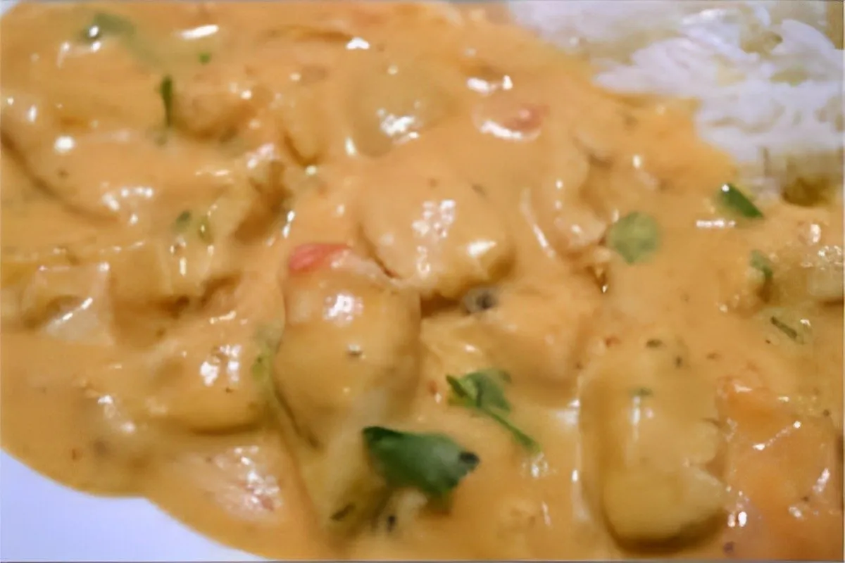 Strogonoff de frango simples prático e delicioso para a refe