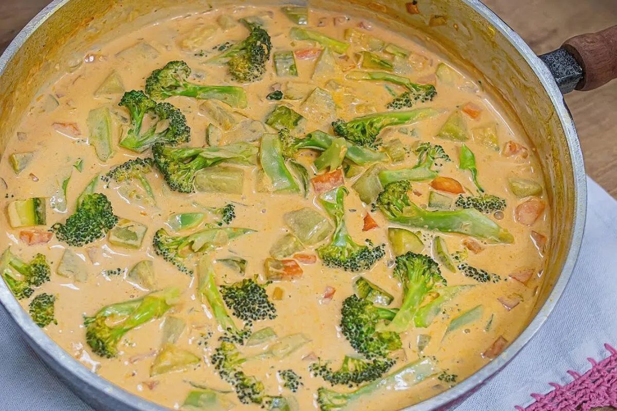 Strogonoff de legumes super nutritivo e com um molho bem encorpado para você oferecer uma refeição diferente e cheia de sabor para a família