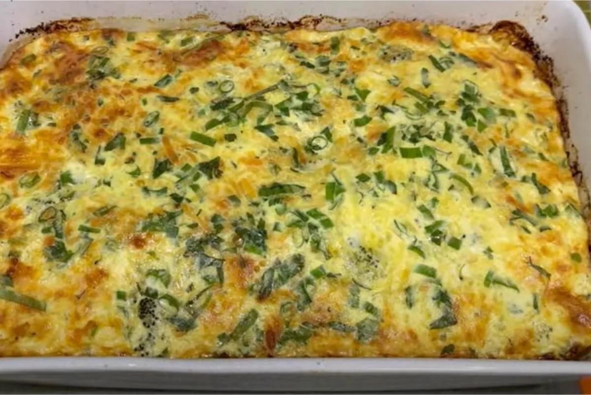 Suflê de brócolis com queijo e bacon muito cremoso e cheio d