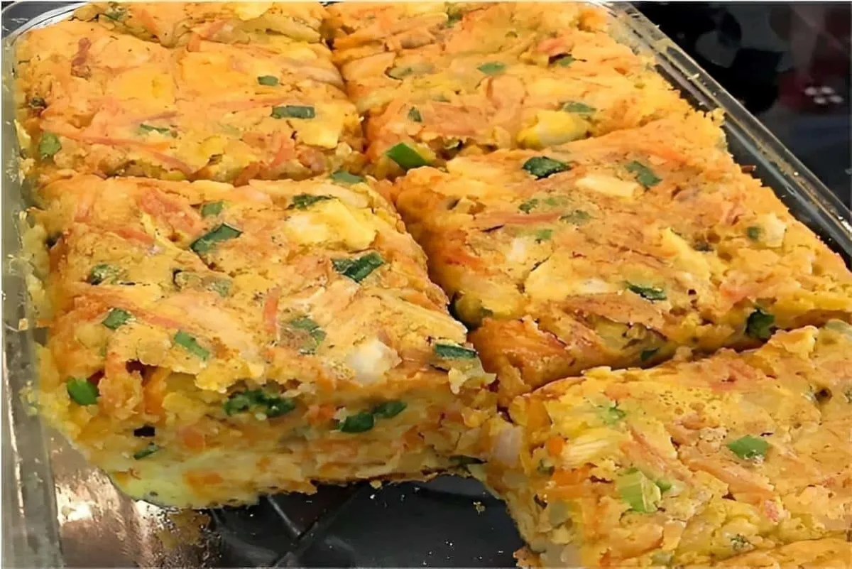 Suflê de cenoura com legumes um omelete assado natural e del