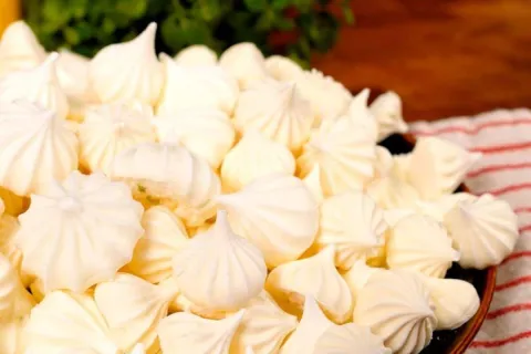 Suspiro caseiro sequinho e fácil de fazer com poucos ingredi