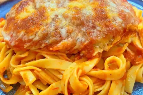 Talharim com parmegiana de frango para um almoço completo e 