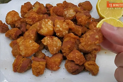 Torresmo à pururuca sequinho e gostoso para fazer em casa se