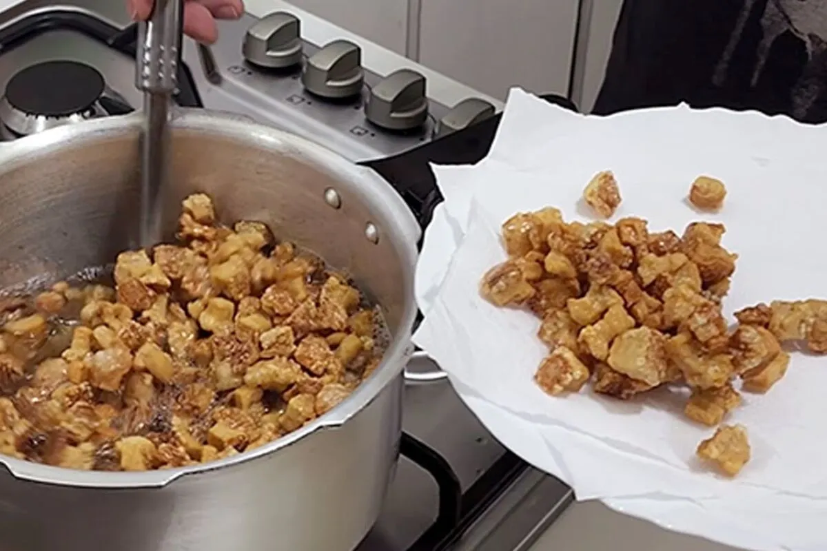 Torresmo crocante: aprenda a técnica para deixar o torresmo