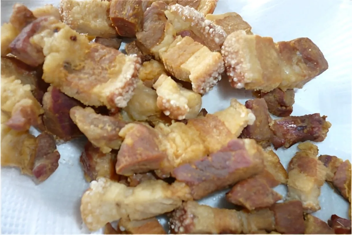 Torresmo frito crocante e sequinho com carne macia e pururuc