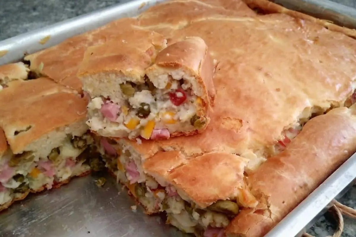 Torta à portuguesa de liquidificador com uma massa leve, par