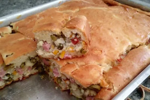 Torta à portuguesa de liquidificador com uma massa leve, par