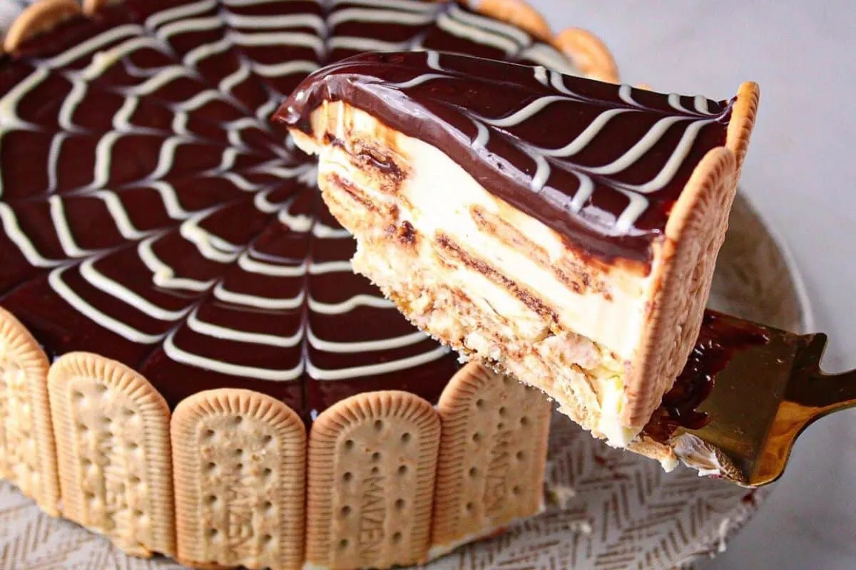 Torta alemã clássica divina, com aquela camada generosa de c