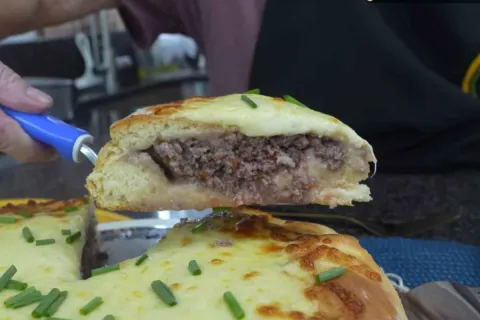 Torta árabe super recheada que viralizou na internet pela su