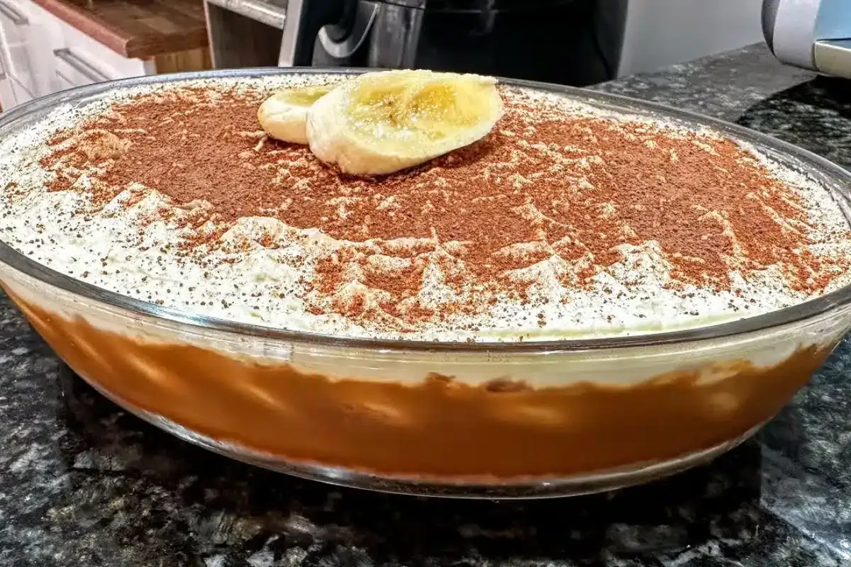 Torta banoffee montada na travessa com camadas generosas de