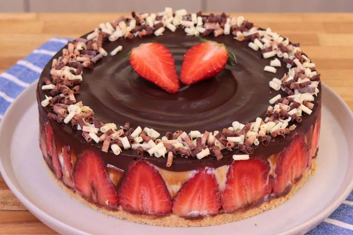 Torta bombom de morango cremosa com chocolate, fácil de faze