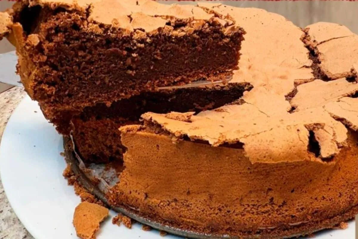 Torta brownie com uma massa bem úmida por dentro e uma casqu